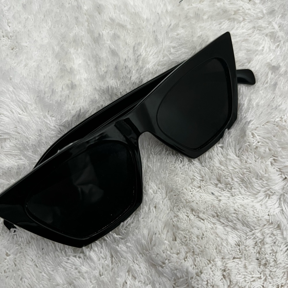 CAT EYED sunglasses